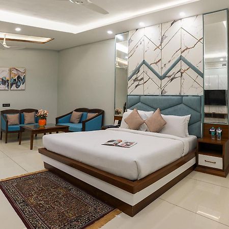 Hotel Leela Grande Karnāl Exteriér fotografie