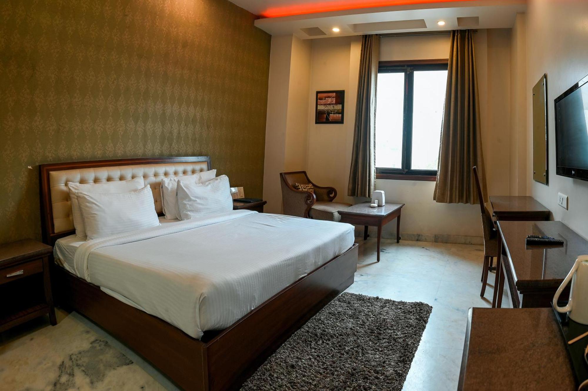 Hotel Leela Grande Karnāl Exteriér fotografie