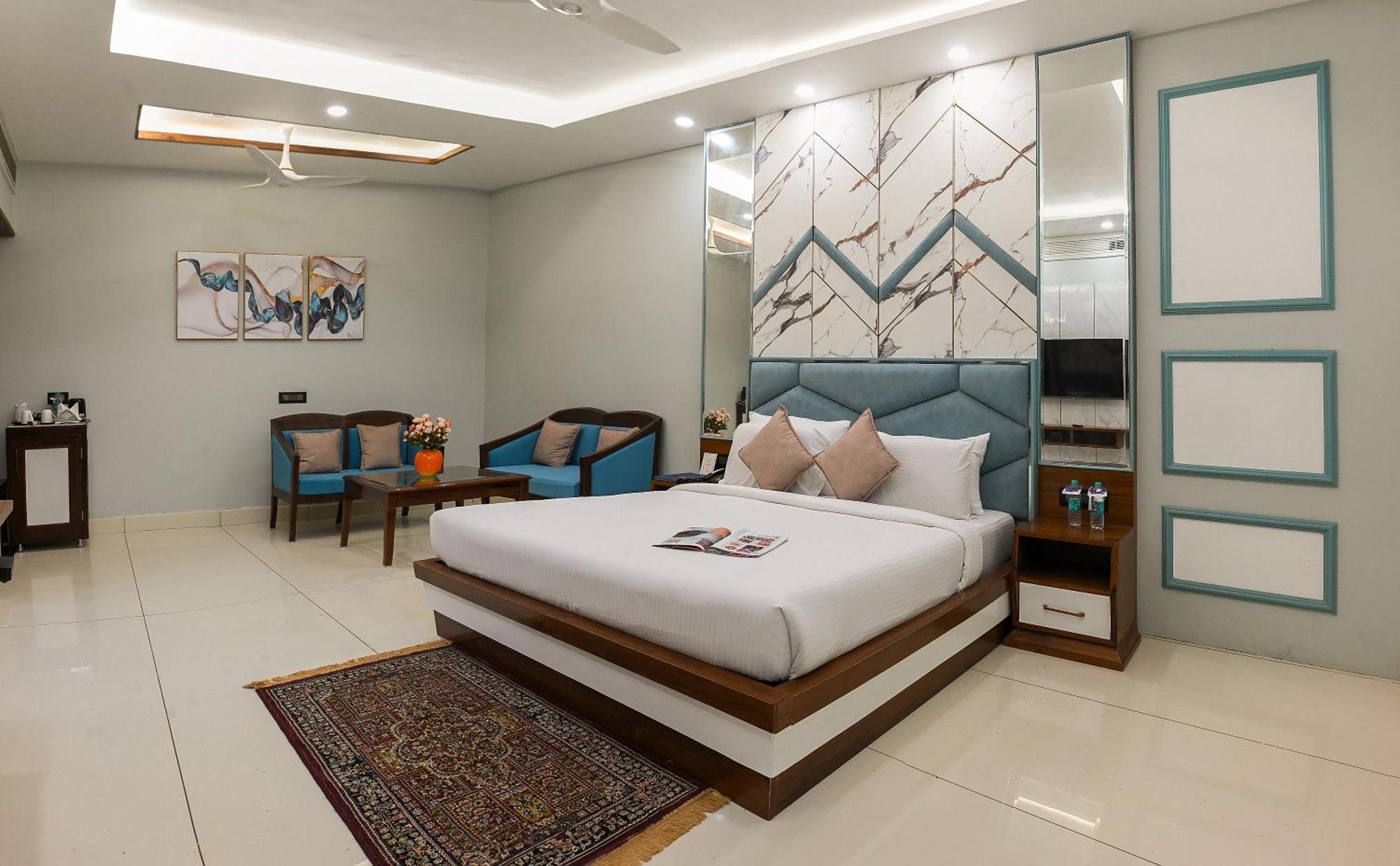 Hotel Leela Grande Karnāl Exteriér fotografie